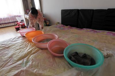 武宣楼上漏水，住户失联，小区没物管，业主维权难！律师来支招……